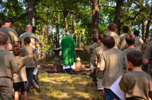 holy-sacrifice-of-the-mass-ad-orientem-in-the-wilderness